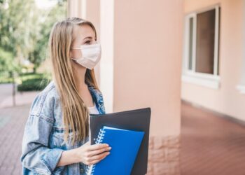 Francia cierra más de 80 escuelas por casos de Covid-19