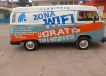 Maestro lleva internet gratuito a alumnos en su Combiteca
