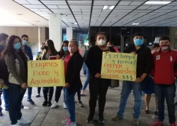 Maestros de niños migrantes claman por su aguinaldo en Sinaloa