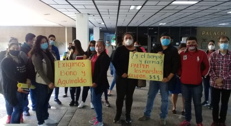 Maestros de niños migrantes claman por su aguinaldo en Sinaloa