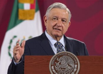 Se considera a los maestros como prioridad para vacuna anticovid:AMLO