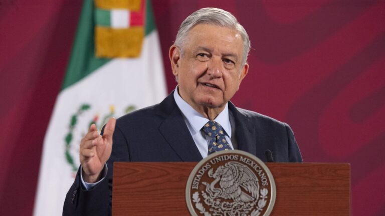 Se considera a los maestros como prioridad para vacuna anticovid:AMLO