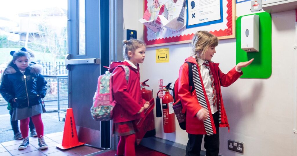 Reabren escuelas en Reino Unido, cubrebocas no son obligatorios