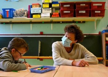 Francia ordena cierre de escuelas y extenderá el confinamiento de Covid-19