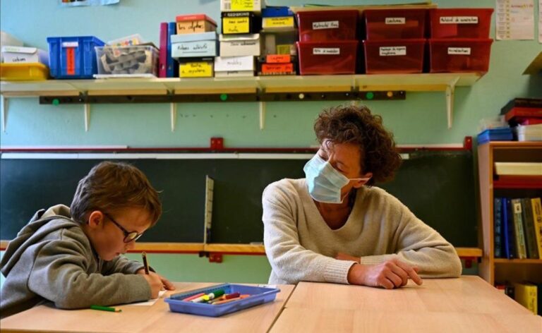 Francia ordena cierre de escuelas y extenderá el confinamiento de Covid-19