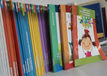 Maestros y becarios realizarán libros de texto gratuitos, no recibirán pago