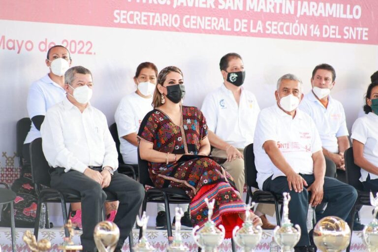 Evelyn Salgado Pineda acompañó a maestros e integrantes del gremio en Iguala.
