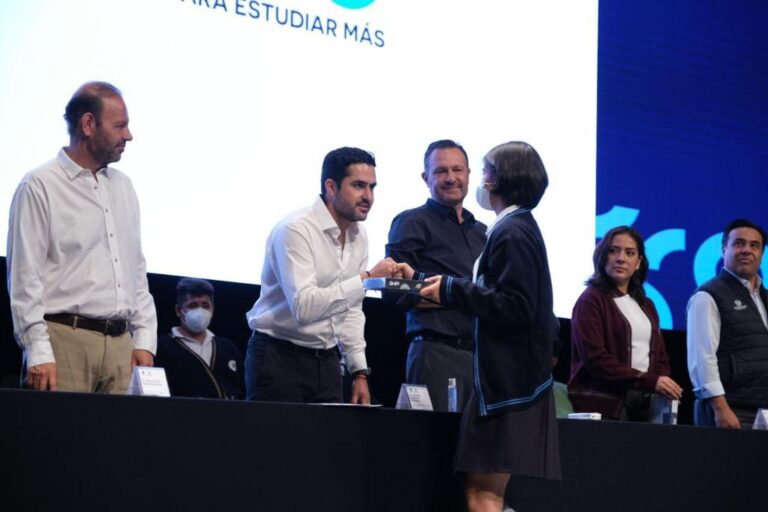 Para Agustín Dorantes Lámbarri es importante dotar a los estudiantes con herramientas que les ayuden en su éxito académico.