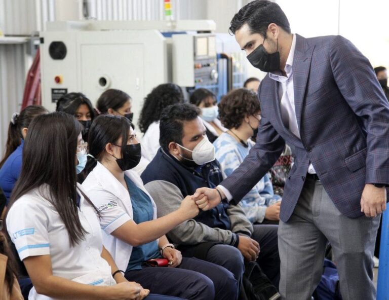 Agustín Dorantes Lámbarri promueve los esfuerzos que el gobierno queretano hace en materia educativa.