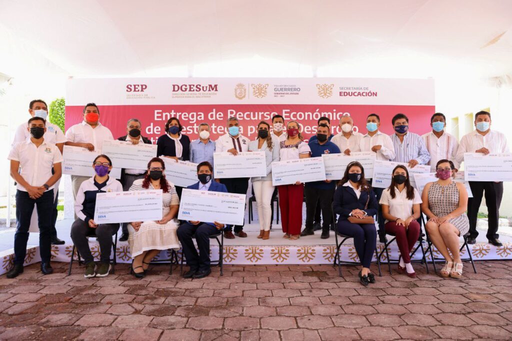 Para Evelyn Salgado Pineda es muy importante brindar los recursos necesarios para que se brinde una mejor formación docente.