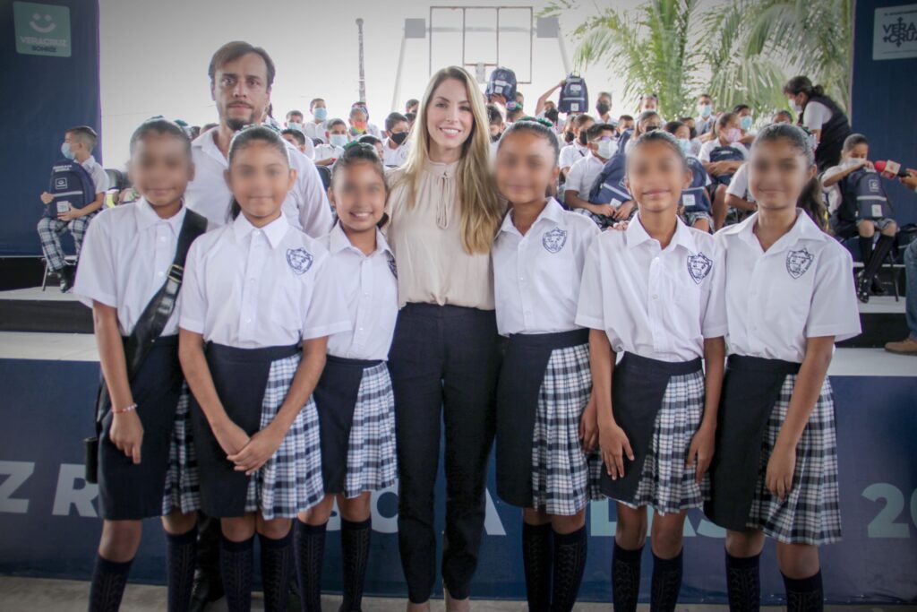 La alcaldesa Patricia Lobeira Rodríguez ha establecido su compromiso con la educación en el Puerto de Veracruz.
