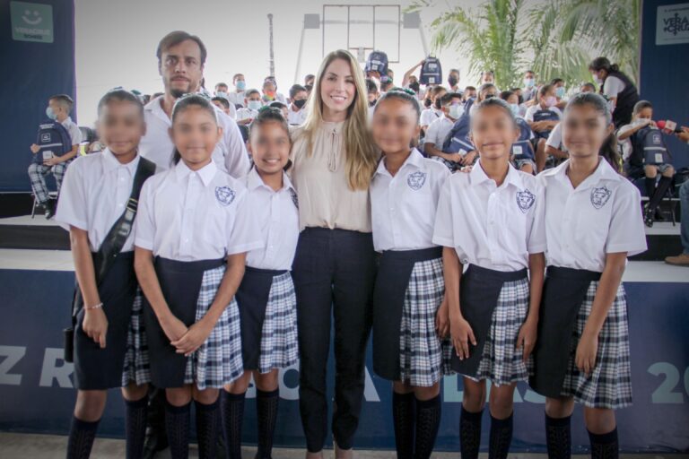 La alcaldesa Patricia Lobeira Rodríguez ha establecido su compromiso con la educación en el Puerto de Veracruz.