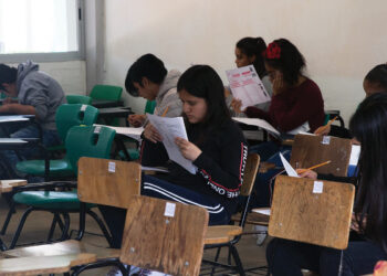 CIUDAD DE MÉXICO, 23JUNIO2019.- Este fin de semana cerca de 310 mil 159 egresados de secundaria realizaron su examen para ingresar al bachillerato en una de las escuelas media superior gratuitas del área metropolitana, nuevamente la UNAM encabeza la lista de la opciones que eligen los jóvenes, cerca de 175 mil 286, aunque la máxima casa de estudios sólo recibirá a 34 mil. Javier Olmedo Badía (en la imagen), vocero de la Comisión Metropolitana de Instituciones Pública de Educación Media Superior (Comipems), señaló que la demanda bajo este año en .05 por cierto respecto a 2018, es decir hubo mil 405 aspirantes menos. La imagen en el Conalep de Coyoacán en donde cientos de estudiantes aplicaron el examen que les permitirá continuar sus estudios, mientras tanto sus padres y familiares los esperaban ansiosos en las puertas del plantel, cuando empezaron a salir los presentes les aplaudían en tono de apoyo, muchos de los aplicantes fueron recibidos por entre abrazos y besos de sus progenitores. 
FOTO: MOISÉS PABLO /CUARTOSCURO.COM