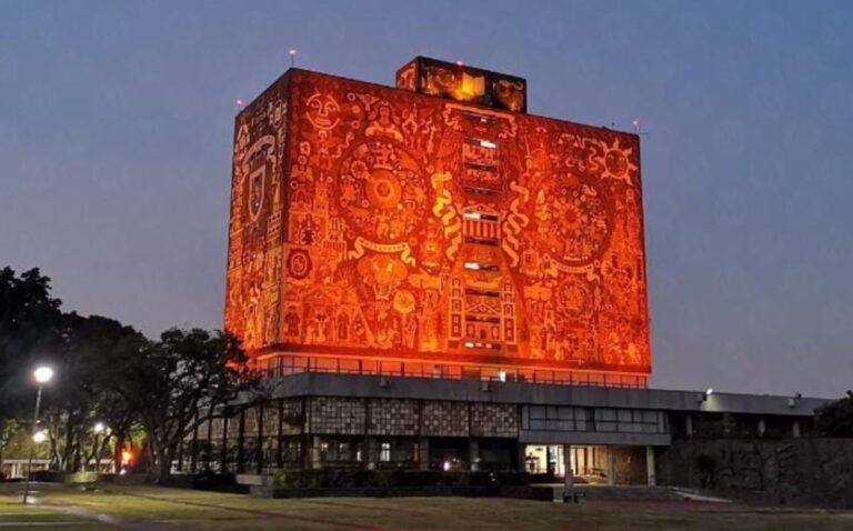 biblioteca-central-iluminada-naranja-jorge