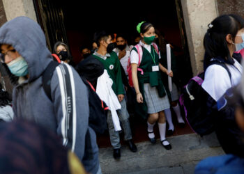 Students leave a school after returning to in-person classes after the holiday break, as the coronavirus disease (COVID-19) pandemic continues, in Mexico City, Mexico January 3, 2022. REUTERS/Luis Cortes