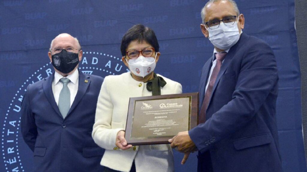 Licenciatura-en-Medicina-Veterinaria-y-Zootecnia-de-la-BUAP-es-reacreditada-por-el-CONEVET