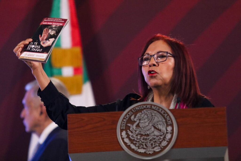 Leticia Ramírez, secretaria de Educación Básica, presentó la campaña contra la prevención del consumo de drogas entre niños y jóvenes.En la imagen un cartel con la leyenda "El fentanilo te mata"