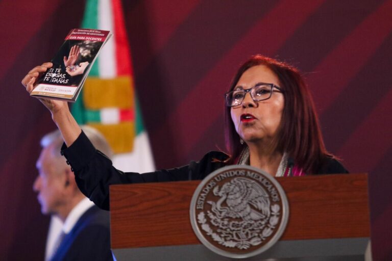 Leticia Ramírez, secretaria de Educación Básica, presentó la campaña contra la prevención del consumo de drogas entre niños y jóvenes.En la imagen un cartel con la leyenda "El fentanilo te mata"