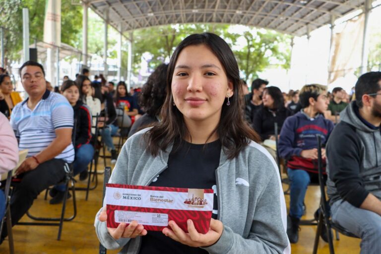Se-reanuda-la-entrega-de-becas