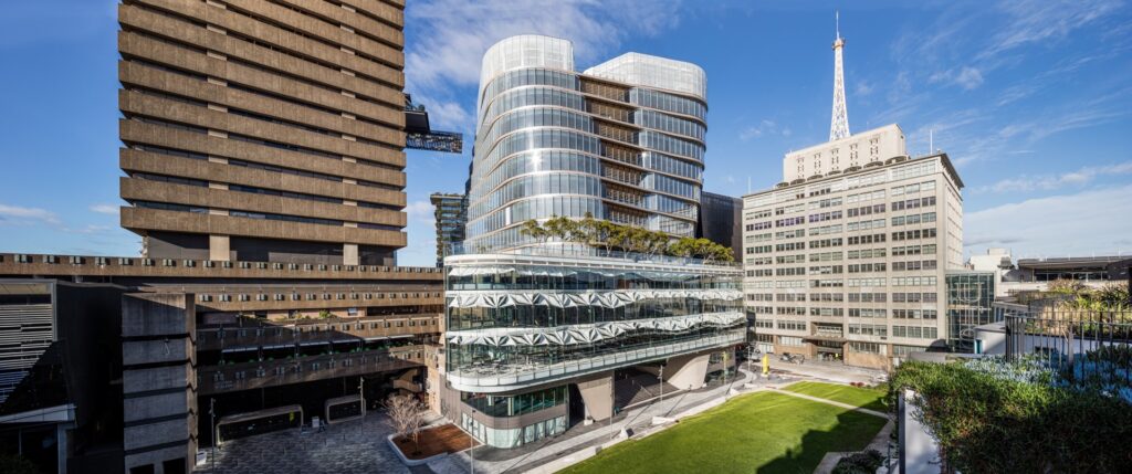 Vista panorámica del campus de UTS en Sídney con edificios modernos y áreas verdes, representando el entorno universitario afectado por la suspensión de inscripciones en varios programas.