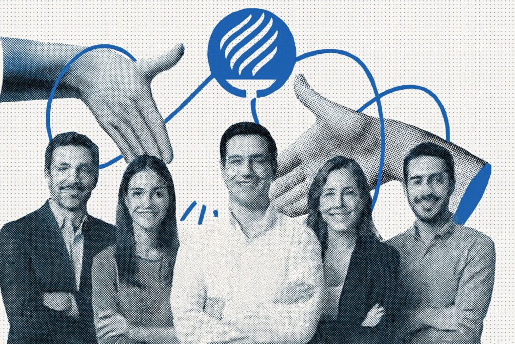 Grupo de jóvenes EXATEC emprendedores frente a un fondo estilizado en tonos pop con símbolos de colaboración y el edificio del Tecnológico de Monterrey, representando innovación educativa y startups hispanas prometedoras.