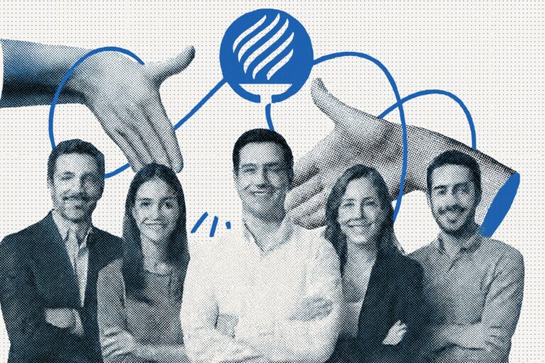 Grupo de jóvenes EXATEC emprendedores frente a un fondo estilizado en tonos pop con símbolos de colaboración y el edificio del Tecnológico de Monterrey, representando innovación educativa y startups hispanas prometedoras.