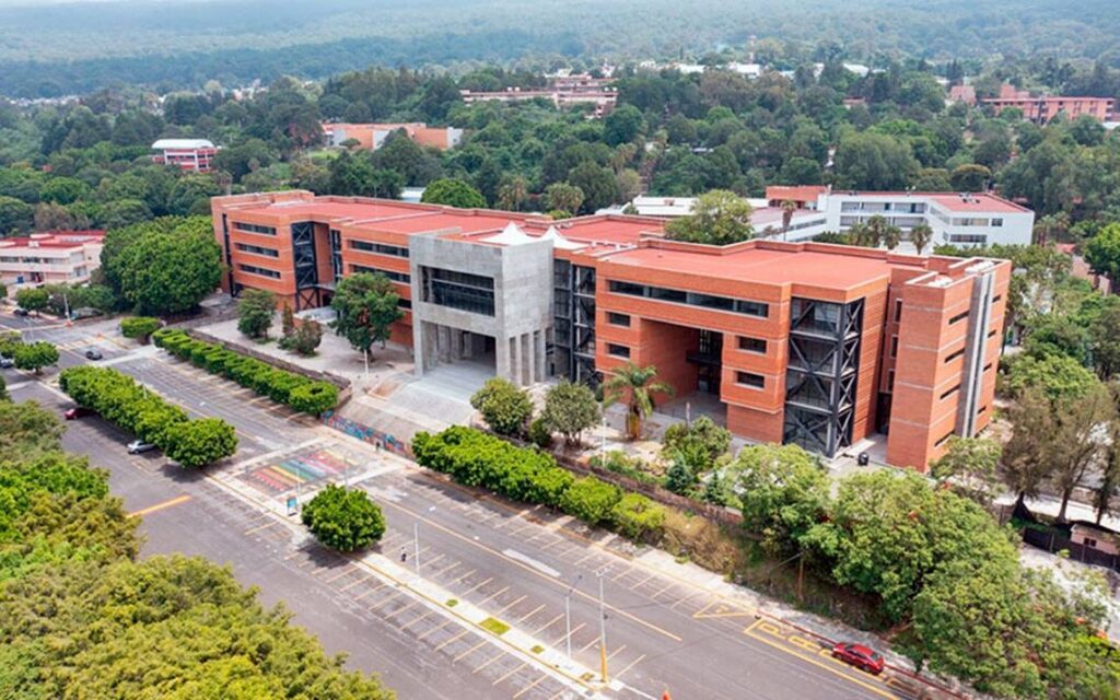 Vista aérea del edificio principal de la UAEM en Cuernavaca, institución que enfrenta un déficit de 260 millones de pesos que compromete aguinaldos y prestaciones, según datos oficiales.