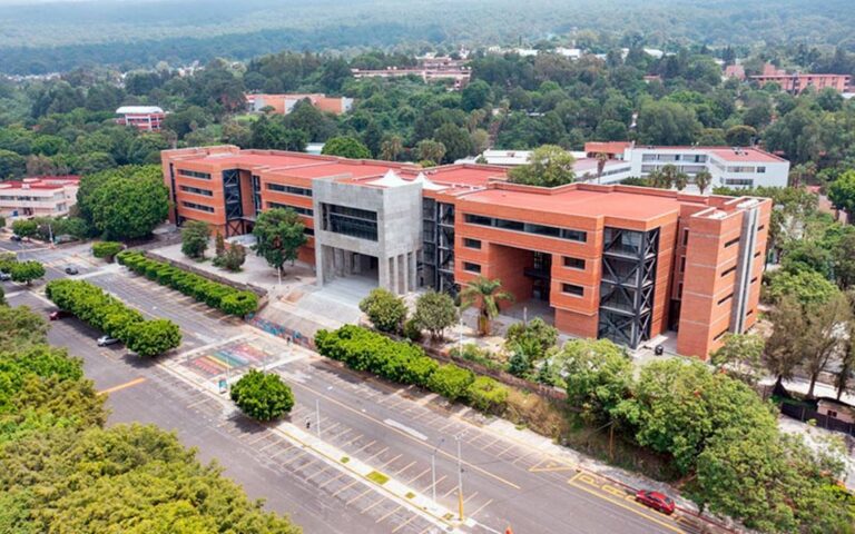 Vista aérea del edificio principal de la UAEM en Cuernavaca, institución que enfrenta un déficit de 260 millones de pesos que compromete aguinaldos y prestaciones, según datos oficiales.