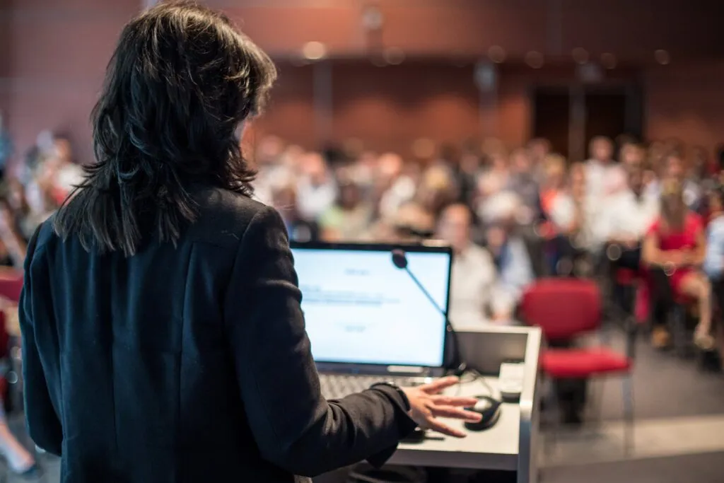 Oradora frente a público en auditorio durante el Congreso Internacional “Tendencias para la Excelencia Educativa” 2025 en el Estado de México, evento que reúne expertos de seis países para dialogar sobre inclusión, innovación y calidad educativa.