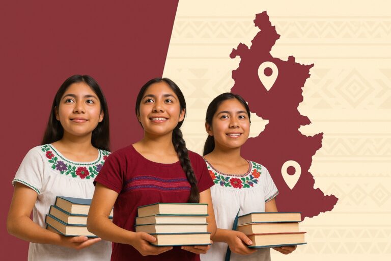 Tres jóvenes indígenas con libros frente a un mapa de Puebla, representando acceso a educación superior e inclusión educativa en comunidades indígenas.