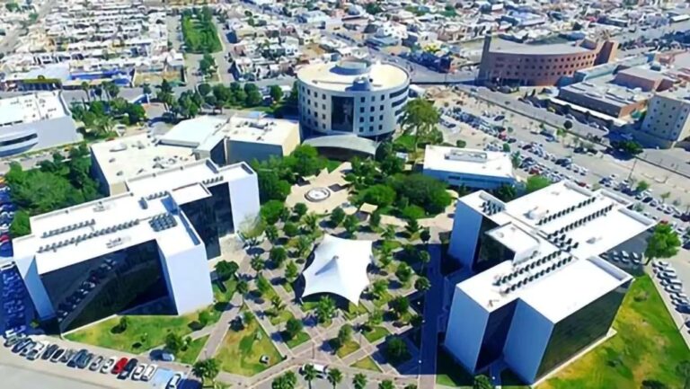 Vista aérea del campus Laguna del Tec de Monterrey, que celebra 50 años de educación superior, innovación y desarrollo regional en México.