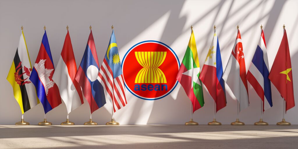 Banderas de los países miembros de ASEAN junto al logotipo oficial, símbolo de cooperación regional en educación con enfoque en inclusión, formación docente y aprendizaje digital.