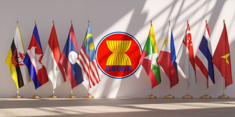 Banderas de los países miembros de ASEAN junto al logotipo oficial, símbolo de cooperación regional en educación con enfoque en inclusión, formación docente y aprendizaje digital.
