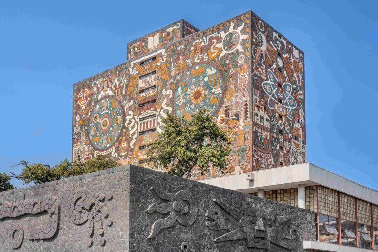 Vista de la Biblioteca Central de la UNAM con su mural icónico, referente cultural y educativo que representa la autonomía universitaria en México.
