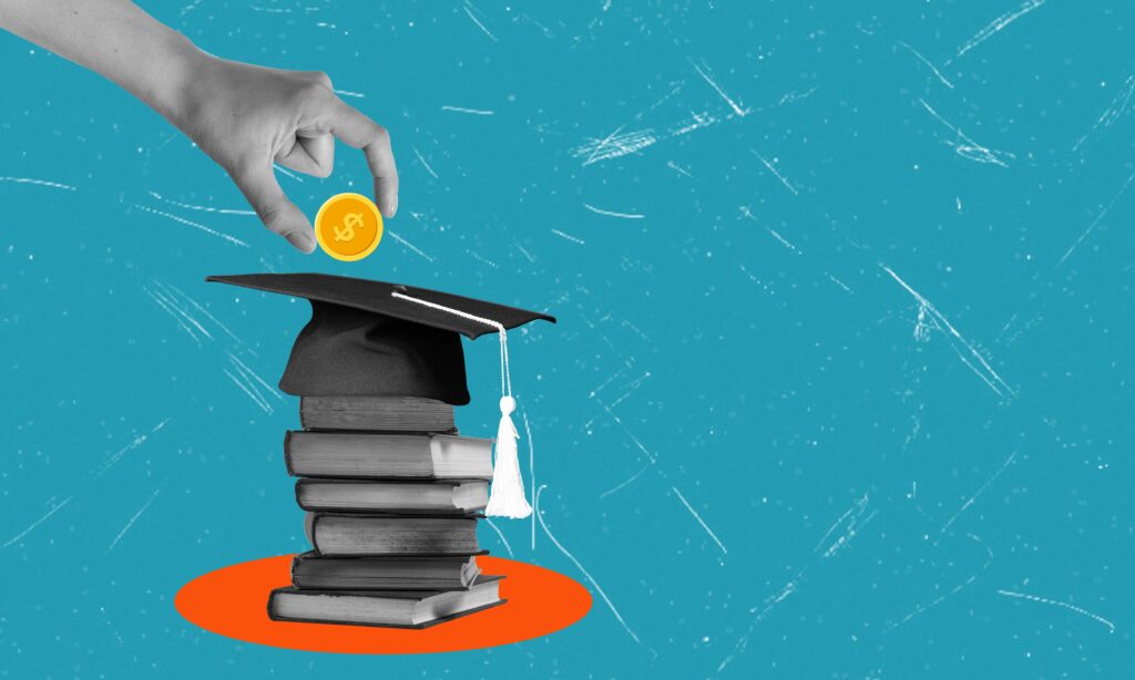 Mano colocando moneda dorada sobre birrete y libros, simbolizando la inversión educativa en Indonesia y el presupuesto destinado a la enseñanza.