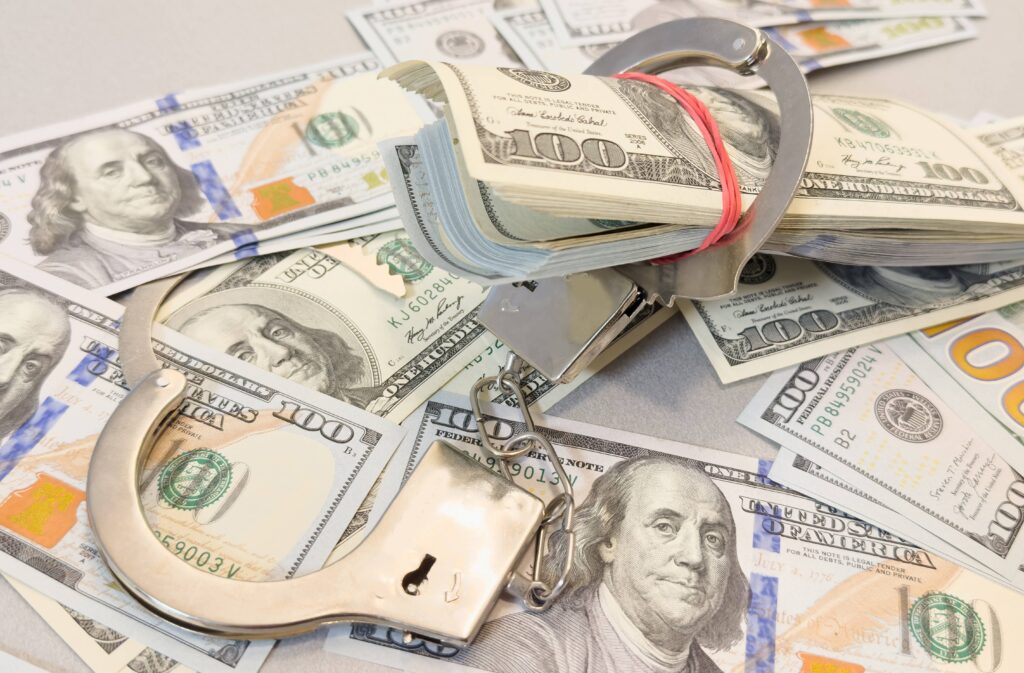Billetes de cien dólares con esposas simbolizan el desvío millonario y la sentencia contra el exsecretario de Educación en Tamaulipas.