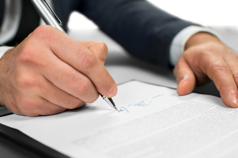 Mano firmando un convenio entre UNAM y BBVA que asegura becas y apoyos para fortalecer la educación superior en México