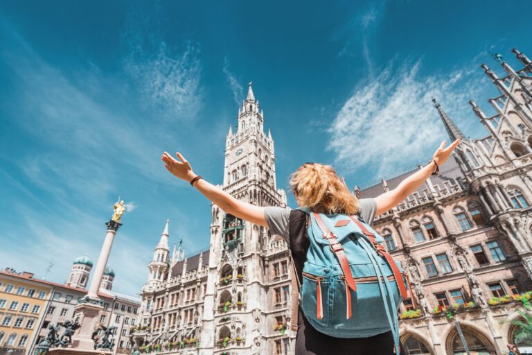 Joven con mochila frente a edificio histórico en Europa, símbolo del atractivo de las universidades europeas y la educación superior internacional.