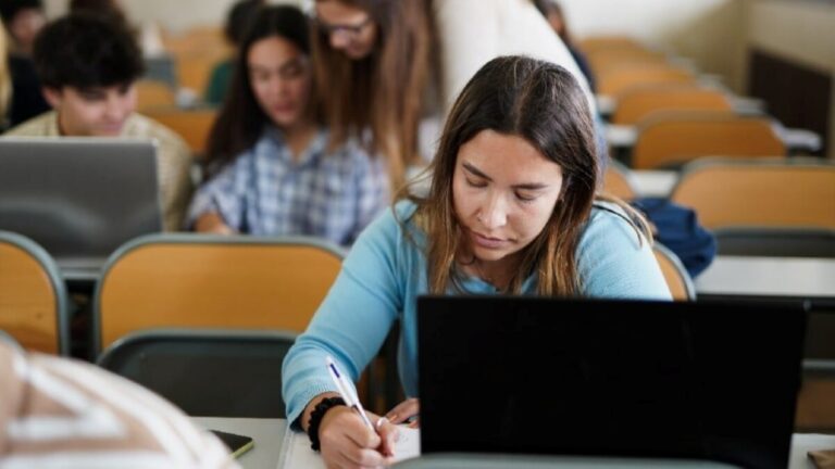 Jóvenes universitarias de Quintana Roo recibiendo beca educativa para continuar sus estudios y reducir la deserción escolar