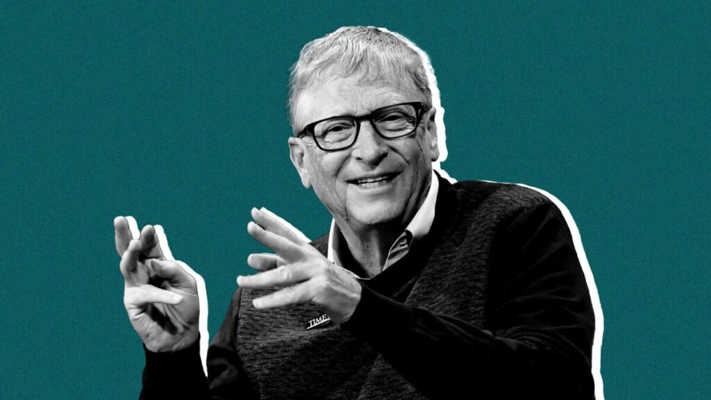 Bill Gates ofrece consejos a recién graduados destacando la importancia de la educación universitaria para el éxito profesional