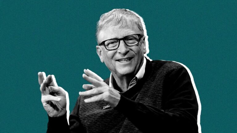 Bill Gates ofrece consejos a recién graduados destacando la importancia de la educación universitaria para el éxito profesional