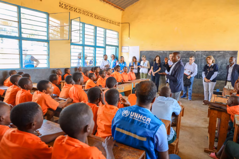 Infancia refugiada recibiendo educación inclusiva tras abandono escolar