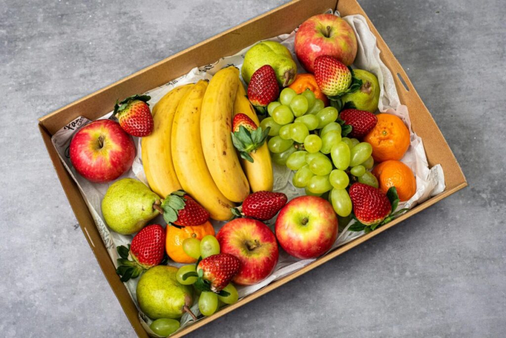 Niños de primaria en Madrid reciben frutas y hortalizas como parte de un programa escolar saludable