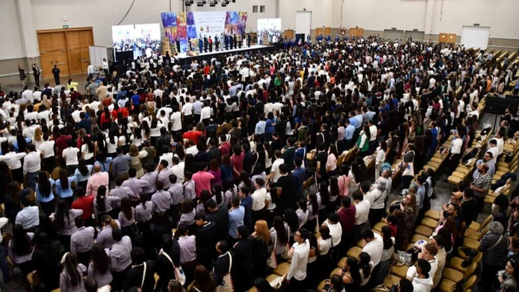 Fotografía de un congreso académico en México que refleja la importancia de la educación normal y la formación docente
