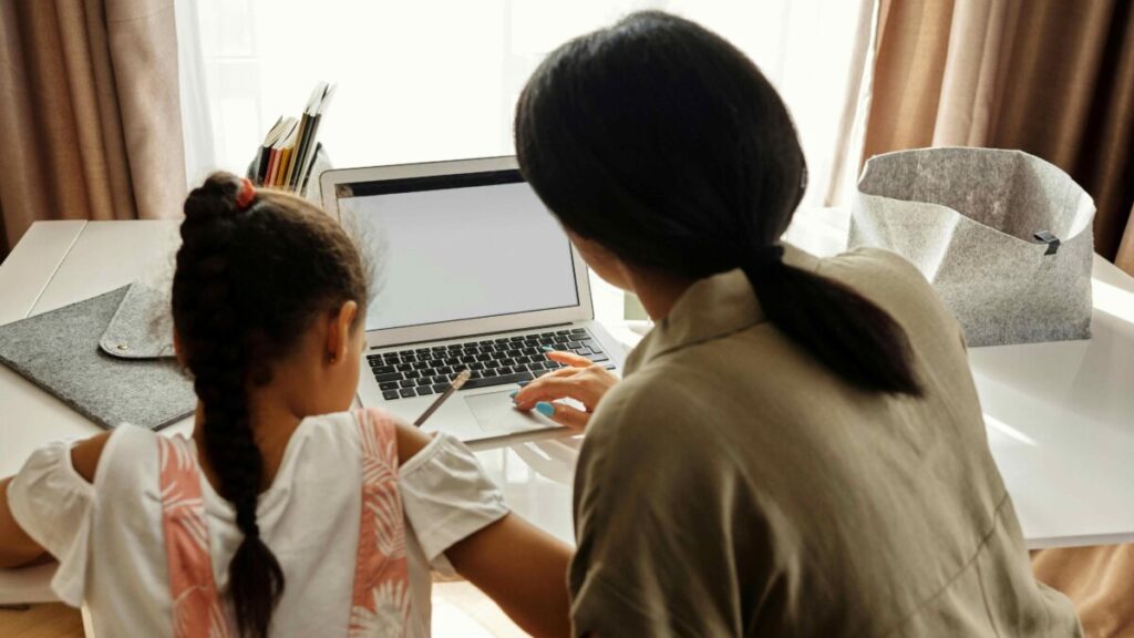 Familia apoyando a niños en estudio desde casa reflejando la educación en el hogar y su vínculo con derechos humanos
