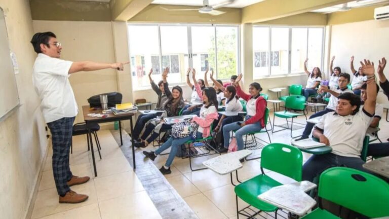 Estudiantes jaliscienses en aula pública recibiendo apoyos y tutorías para prevenir el abandono escolar y fortalecer la permanencia educativa