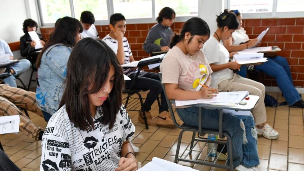 Estudiantes mexicanos en aula pública reflejando cómo el presupuesto educativo impacta el futuro de la educación en México
