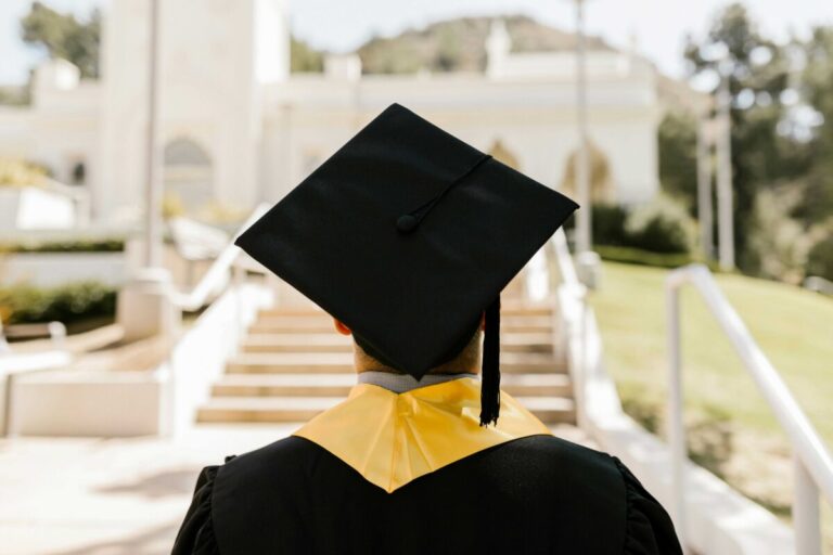 Jóvenes estudiantes en México enfrentan el reto de que la educación no siempre garantiza empleo