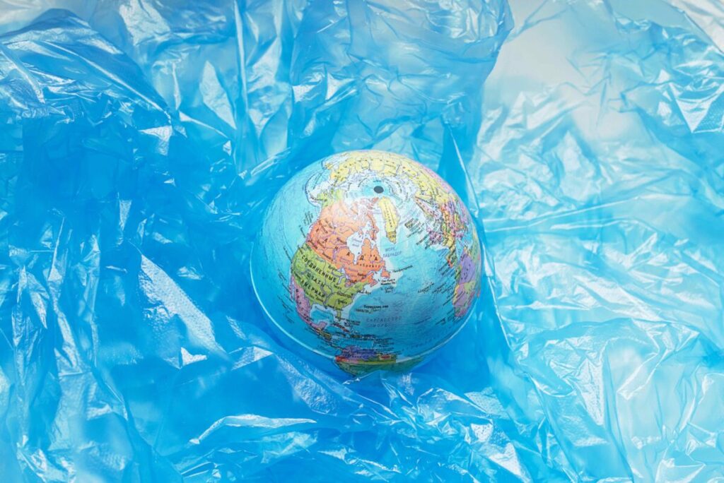 Estudiantes y docentes en un aula trabajando en proyectos de sostenibilidad, reflejando la educación cambio climático en acción.