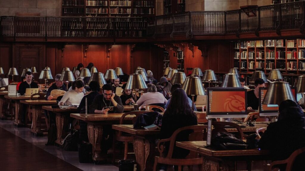 Estudiantes europeos en aulas modernas reflejando cómo la educación impulsa ingresos netos y fortalece la economía